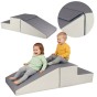 Dziecko bawiące się na piankowej zjeżdżalni i schodkach w pokoju dziecięcym