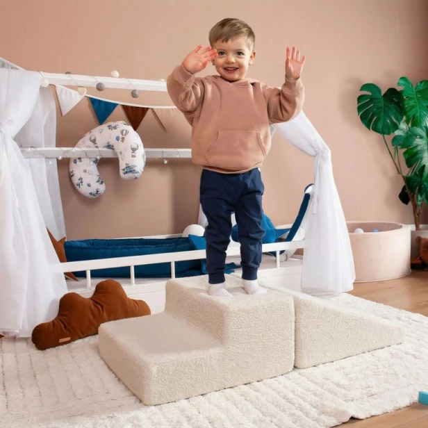 Aranżacja pokoju dziecka z beżową mini zjeżdżalnią piankową bukla – bezpieczny sprzęt do zabawy