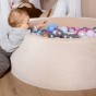 Radosna zabawa malucha w jasnym suchym basenie z kuleczkami – sensoryczny materiał welur (velvet)
