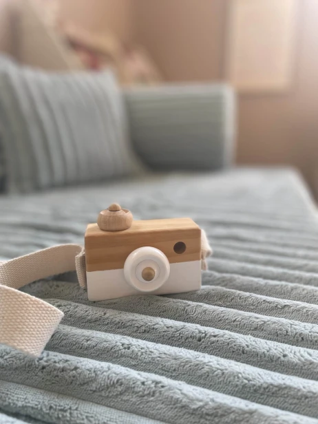 Miętowa sofa piankowa w nowoczesnym pokoju dziecięcym aranżacja