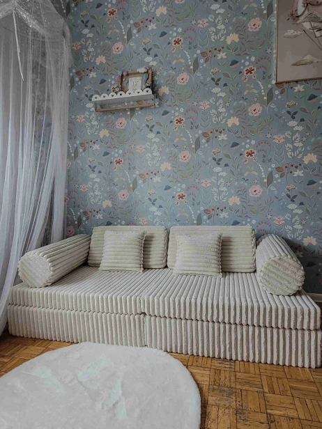Rozłożona sofa modułowa w jasnym salonie bezpieczna strefa zabawy