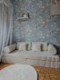 Rozłożona sofa modułowa w jasnym salonie bezpieczna strefa zabawy