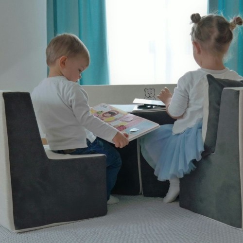 Dzieci siedzące na wygodnym krzesełku piankowym w pokoju