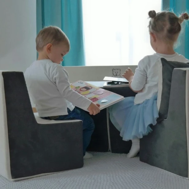 Dzieci siedzące na wygodnym krzesełku piankowym w pokoju