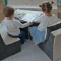 Aranżacja pokoju dziecięcego z gładkimi fotelikami z pianki T-21