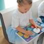 Bezpieczna zabawa malucha na miękkiej kanapie modułowej